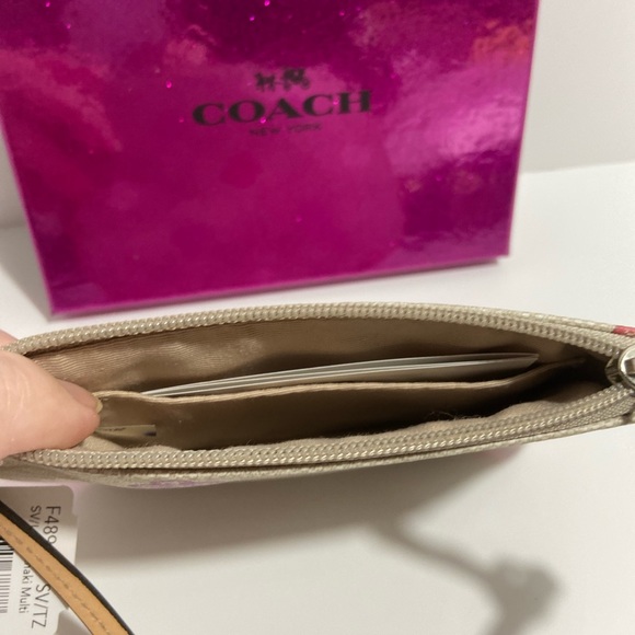 🆕NEW-COACH WRISTLET IN FLORAL PRINT WITH COACH LOGO-C ON IT. VERY STYLISH. - Picture 5 of 6